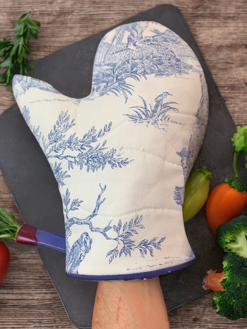 Kitchen glove in 100% cotton French Toile de Jouy and heat-resistant lining Bleu clair -2