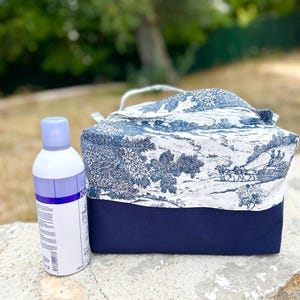 Large padded toiletry bag, quilted square travel pouch in toile de Jouy – ideal for protecting your toiletries during travels.