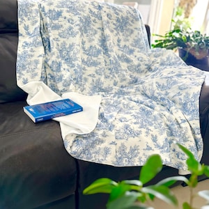 Plaid doux en polaire et toile de jouy, chaud, douillet et réversible, pour une décoration style campagne, classique chic ou romantique