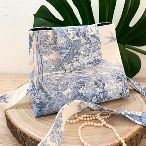 Mini sac bandoulière chic en toile de Jouy de style champêtre et romantique - pour les femmes qui aiment les accessoires pratiques et légers
