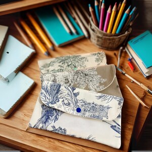 Piccola pochette portaoggetti personalizzata in toile de jouy, mini pochette sottile a forma di busta, con chiusura a scatto, in tessuto - Regalo personalizzato