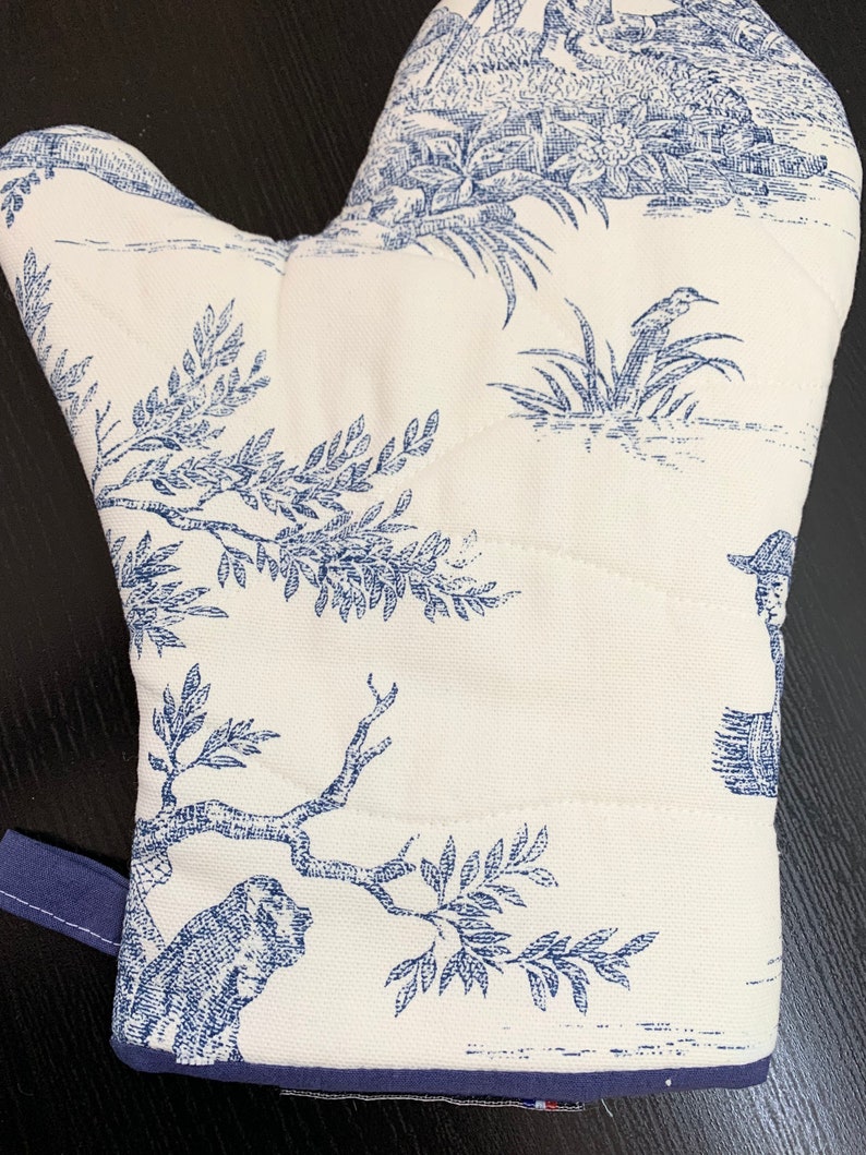 Kitchen glove in 100% cotton French Toile de Jouy and heat-resistant lining image 8