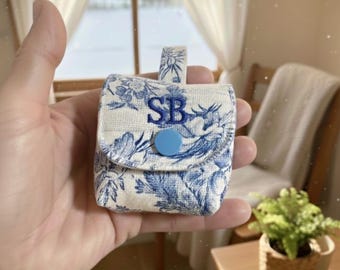 Étui personnalisé pour airpods, pochette à écouteurs en tissu pour ranger ses airpods, pochette en toile de Jouy - idéal cadeau personnalisé