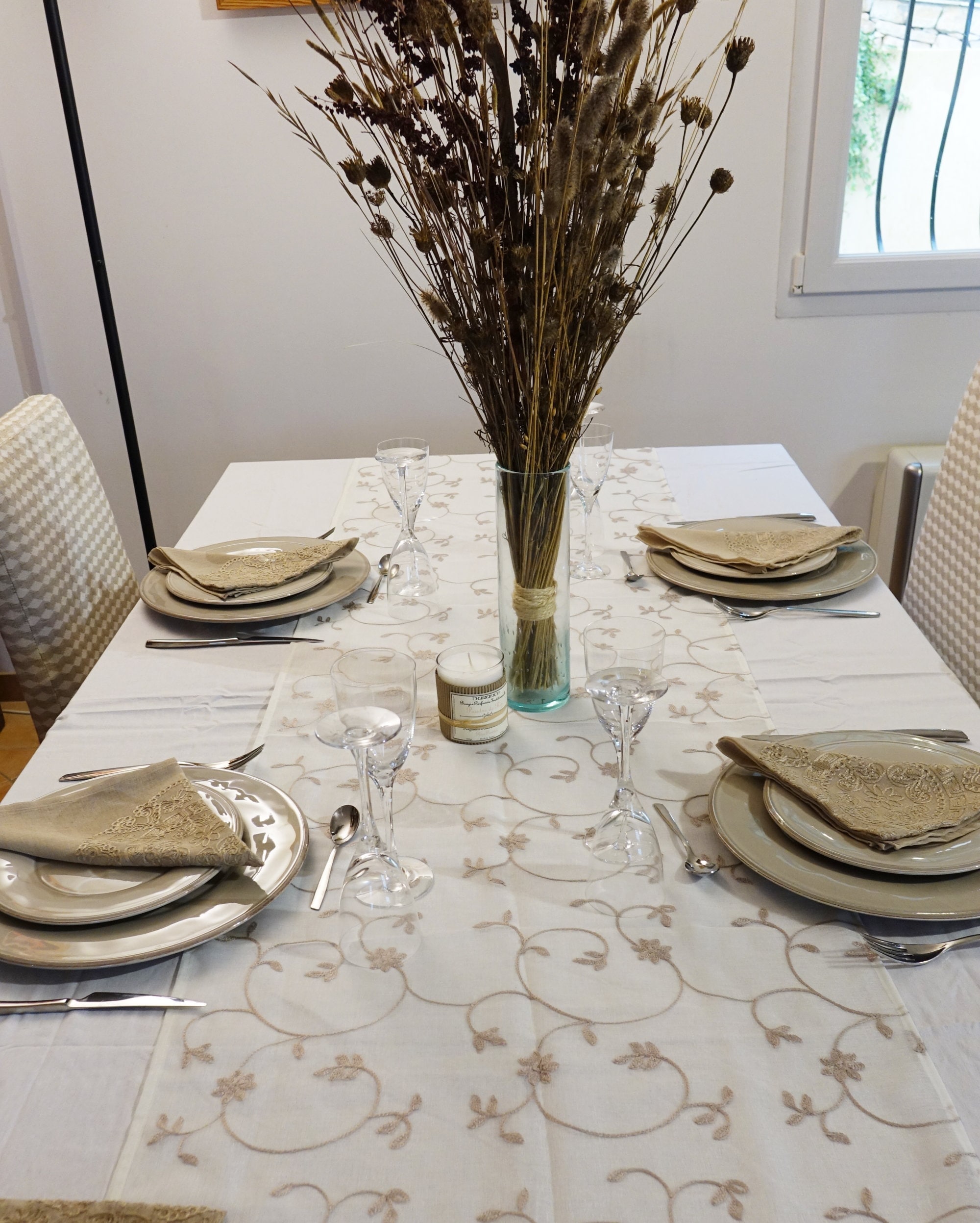 Chemin de Table en Voile Lin Ivoire et Broderies Fleurs Beige, 3M + 8 Serviettes Brodées Assorties