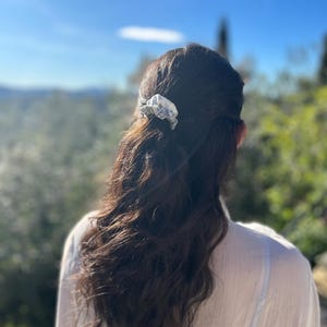 Mini scrunchie fino em toile de jouy, scrunchie fino, elástico de cabelo fino em toile de jouy, para segurar o cabelo suavemente
