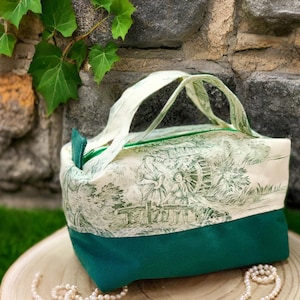 Kulturbeutel aus Toile de Jouy – quadratisch gepolstertes Reiseset – Fleece-Reiseset aus Toile de Jouy