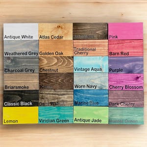 Puede incluir: Una tabla de 20 colores diferentes de tinte para madera, incluyendo Blanco Antiguo, Cedro Atlas, Gris Desgastado, Roble Dorado, Gris Carb&oacute;n, Casta&ntilde;o, Humo de Brezo, Negro Cl&aacute;sico, Lim&oacute;n, Verde Viridian, Jade Antiguo, Verde Cazador, Jacob, Cerezo Tradicional, Rojo Granero, Aqua Vintage, P&uacute;rpura, Azul Marino Desgastado, Flor de Cerezo, Azul Marino y Cereza Oscura.