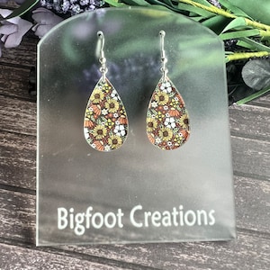 Retro Style Floral Acrylic Dangle Earrings, Boho Chic Vintage Style Jewelry, Hippie Retro Mod Flower Earrings, Gift for Mom, Bar Earrings