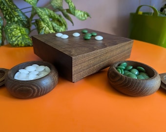 Massiv valnöt 9x9 Goban. Handskuren spel Go-bräde