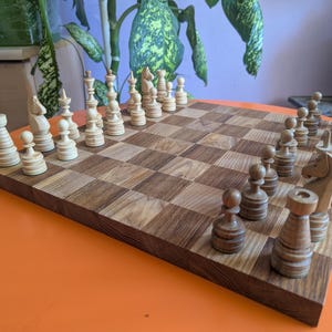 Wooden carved chess pieces with 18&quot; borderless chessboard