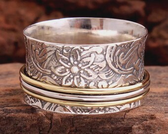 花の彫刻が施されたシルバーのスピナーリング：ハンドメイドのフィ