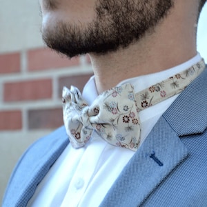 Beige flowery bow tie