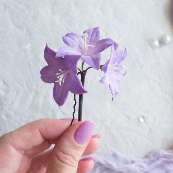 カンパニュラの花をあしらったライラック色のウェディングヘアピース