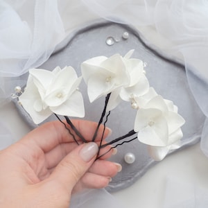 Forcine per capelli da sposa con ortensia bianca e perle, fermaglio per fiore da sposa