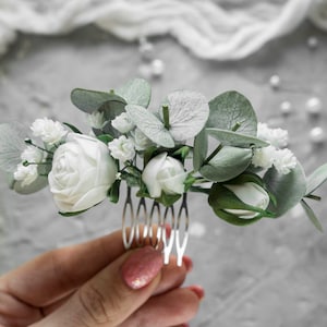 Pettine per capelli da sposa in eucalipto con rose bianche - decorazione floreale per matrimonio