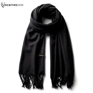 Bufanda negra de lana fina / Chal minimalista suave / Chal de invierno unisex / Estola elegante / Accesorio de fibra natural de primera calidad / Regalo para ella o para él imagen 1