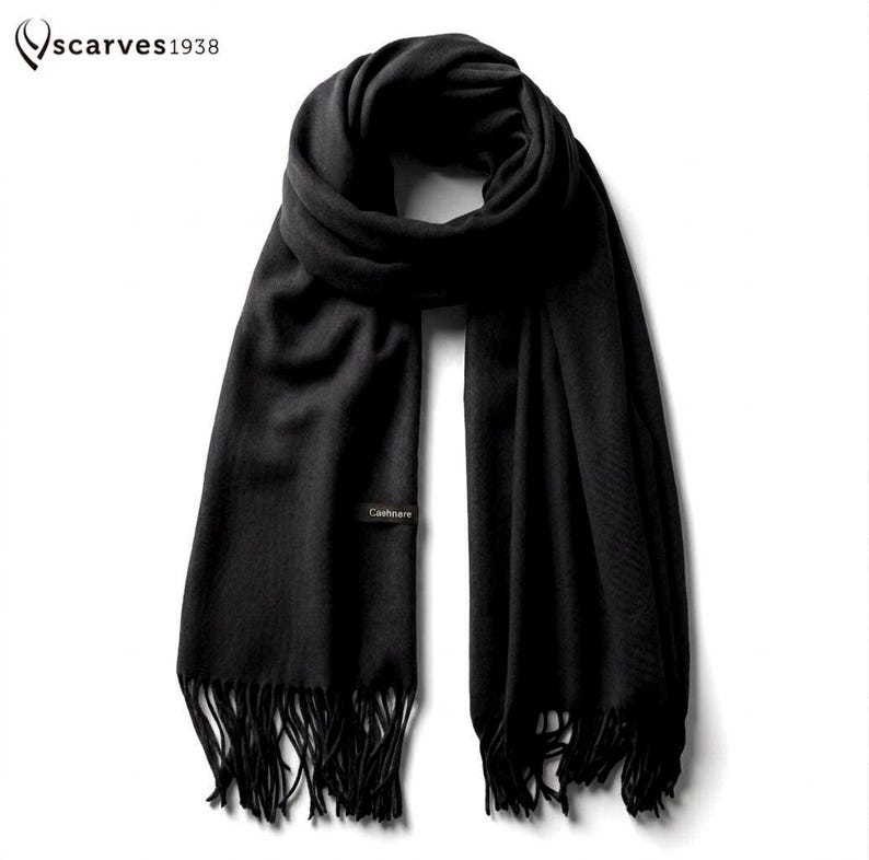 Bufanda negra de lana fina / Chal minimalista suave / Chal de invierno unisex / Estola elegante / Accesorio de fibra natural de primera calidad / Regalo para ella o para él imagen 1