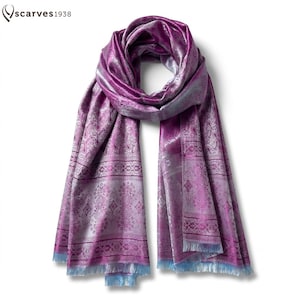 Könnte beinhalten: Ein leuchtend violetter Schal mit einem schimmernden metallischen Paisley- und Blumenmuster sowie horizontalen Bändern mit detaillierten Verzierungen. Der Schal hat einen sanften Glanz und hellblaue Fransen an den unteren Kanten. Der Text "scarves1938" ist zu sehen.