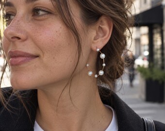 Pendientes de aro en forma de C con perlas de agua dulce hechas a mano, postes de plata de ley, joyería minimalista moderna.