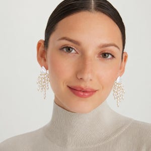 Puede incluir: Un par de pendientes colgantes con una pieza superior triangular y m&uacute;ltiples hilos de peque&ntilde;as perlas de agua dulce blancas en forma de l&aacute;grima. Los pendientes presentan un dise&ntilde;o en cascada con un acabado pulido y brillante.