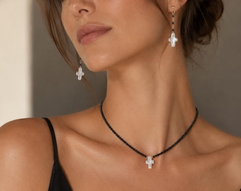 Conjunto de joyas con cruz de perlas naturales de agua dulce / Collar y pendientes de espinela negra / Oro laminado de 18 quilates