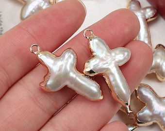 Colgante de cruz barroca con perlas / Amuleto de agua dulce con borde dorado irregular (joyería DIY)