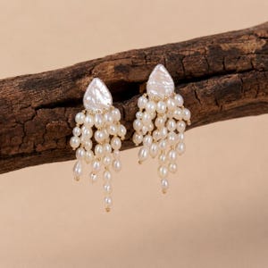 Pendientes colgantes de perlas con borla hechos a mano en forma de gota de agua, joyería de plata de ley chapada en oro de 18 quilates imagen 1