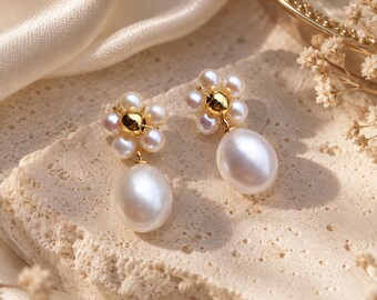 Pendientes de perlas de agua dulce hechos a mano con forma de flor, cierre de plata de ley y detalles en tono dorado.