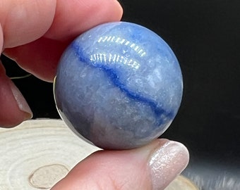 Bellissima sfera di cristallo di avventurina blu con pietre preziose - sfera di cristallo di avventurina blu - meditazione con pietre curative