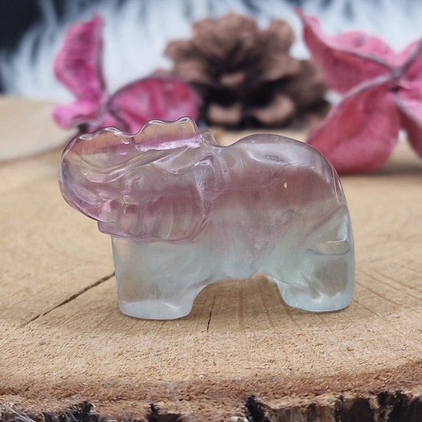 Entzückender Kristall Elefant Figur aus Candy Fluorit - candy fluorite crystal elephant carving