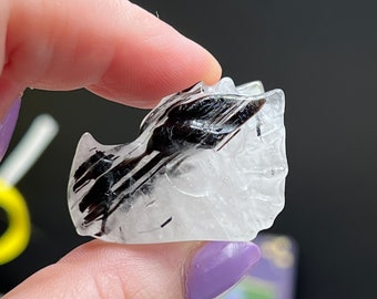 Hermosa pequeña piedra preciosa de cabeza de dragón de cuarzo de turmalina - mini talla de cristal de cabeza de dragón de cuarzo de turmalina negra
