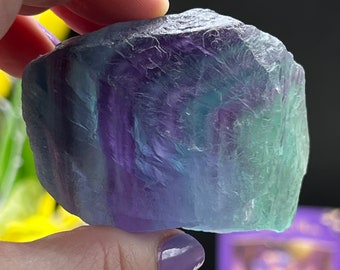 Belle pierre brute de fluorite arc-en-ciel bleu violet vert 199g - spécimen minéral de cluster de fluorite de sucre violet bleu