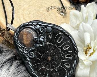 Wunderbares Schutz Amulett mit Ammonit und Mondstein - Anhänger - Kette - black ammonite moonstone crystal amulet pendant