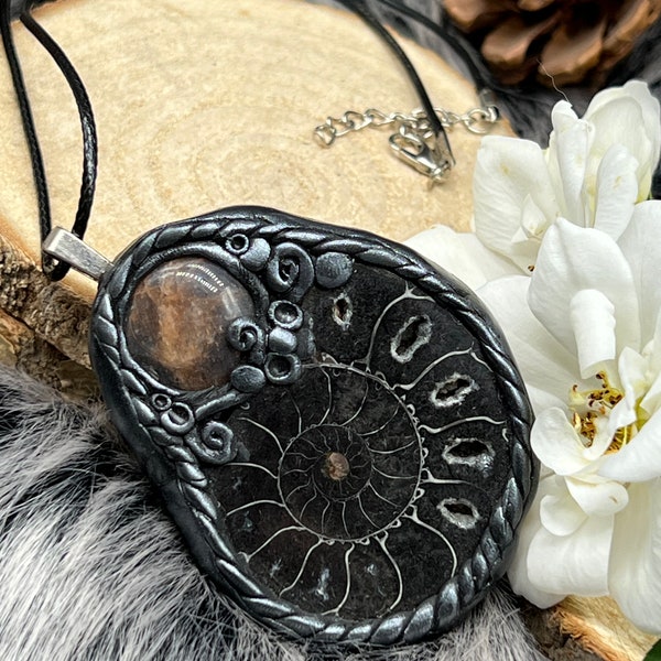 Wunderbares Schutz Amulett mit Ammonit und Mondstein - Anhänger - Kette - black ammonite moonstone crystal amulet pendant