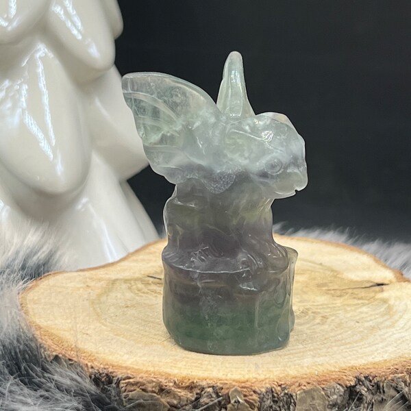 Schöner Fluorit Gargoyle auf Sockel -  Wasserspeier Dämon Kristall Edelstein Figur gothic - fantasy creature crystal carving fluorite