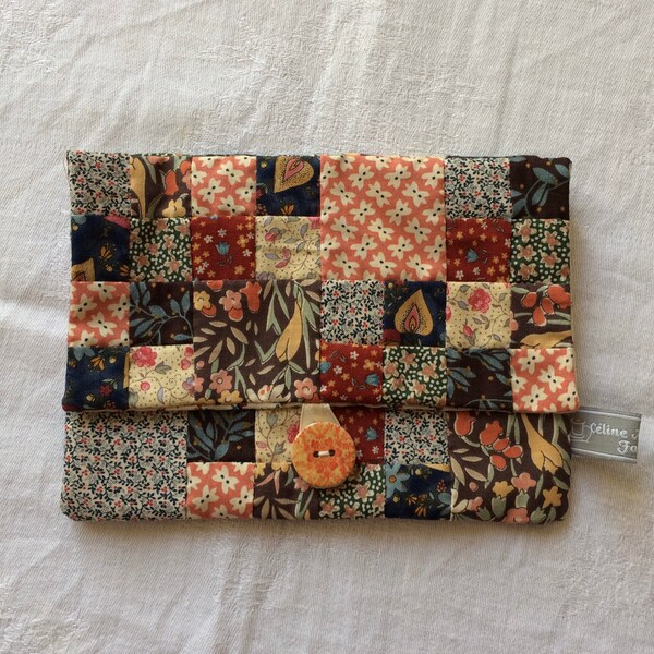 Petite pochette en patchwork fait main .