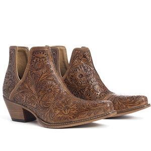 Leren enkellaarsjes met westerndetails in bruine cowgirllaarzen Bruin bewerkt leer, cowgirllaarzen, westernlaars