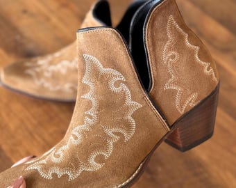Zamszowe botki w stylu western: jasnobrązowe, z pikowaniem w stylu flame stitch, łatwe wsuwanie