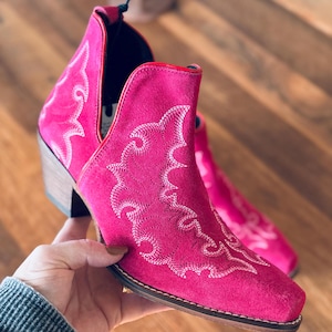 Echte suède enkellaarsjes in felroze met laarssteek Vlamontwerp, laarzen, enkellaarsjes, laarsjes, instapschoen cowgirllaarzen
