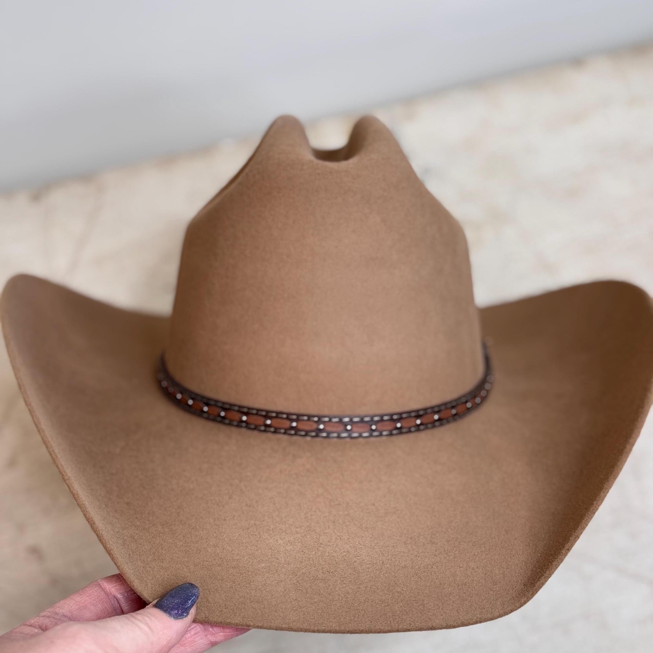 100% Wool Cattleman Ranch hat
Customizable
Branded 
Wild Lime flair! 
Adjustable CATTLE DRIVE FAWN WOOL HAT – Maverick Fine Western Wear main image 4