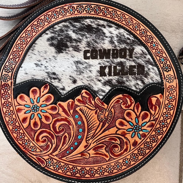 Bolso bandolera de piel de vaca con detalles personalizados: monograma de la marca Western Farm