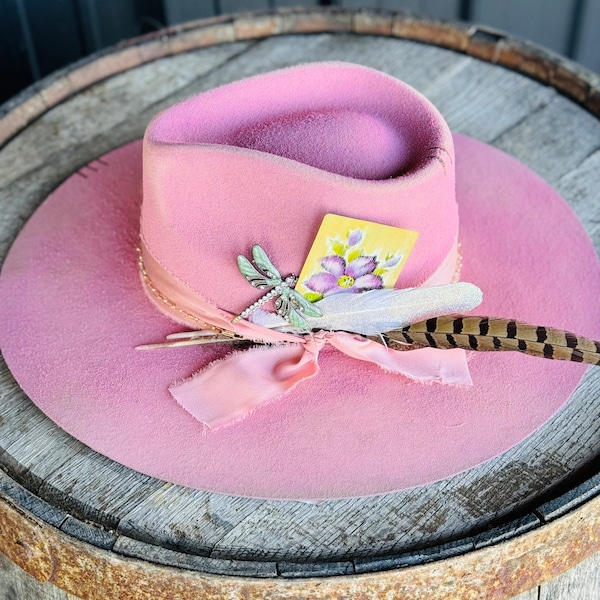 Sombrero occidental de caballo Charlie 1 personalizado de vaquera rosa con tarjeta vintage y marca personalizada, cadena de oro, sombrero decorado, sombrero quemado, sombrero de vaquera