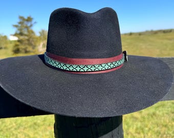 Fedora western en feutre noir : chapeau de cow-girl avec bande en cuir turquoise