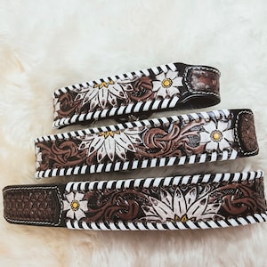 Coleira para cães em couro trabalhado à mão com margaridas, estilo country floral, acolchoada e ajustável nos tamanhos XS a XL.