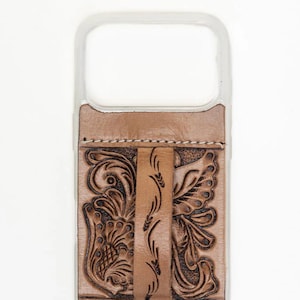 Saddle Creek Hand-Tooled Läderfodral till iPhone 17 Pro med Loop