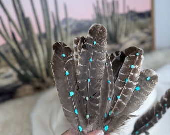 Piedras turquesas genuinas sobre pluma de pavo, pluma de sombrero, pluma de sombrero decorada, accesorios de sombrero de vaquero, pluma de sombrero de vaquero, pluma natural