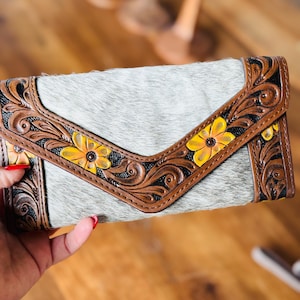 Cartera de cuero repujado con girasoles y piel de vaca estilo occidental. Se puede personalizar como regalo para el día de la madre. Regalo personalizado.