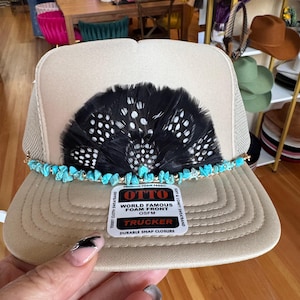 Gorra de camionero con plumas del oeste y detalles en turquesa