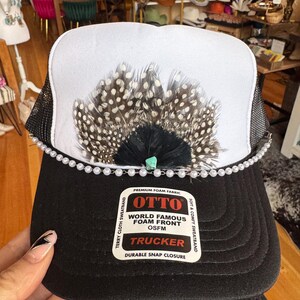 Gorra de camionero con plumas estilo western y detalles en turquesa y perla