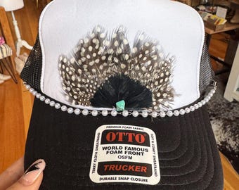 Western Feder Fan Trucker Hat mit Türkis und Perlen-Akzenten